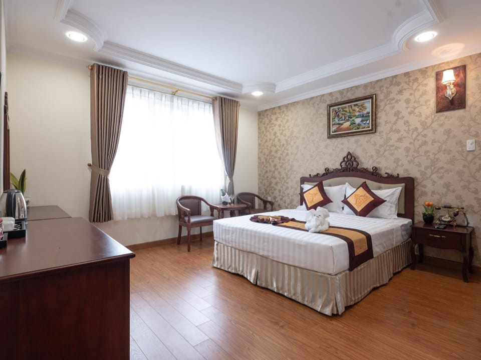 Bed, Photo of the whole room, Seating area, Bedroom