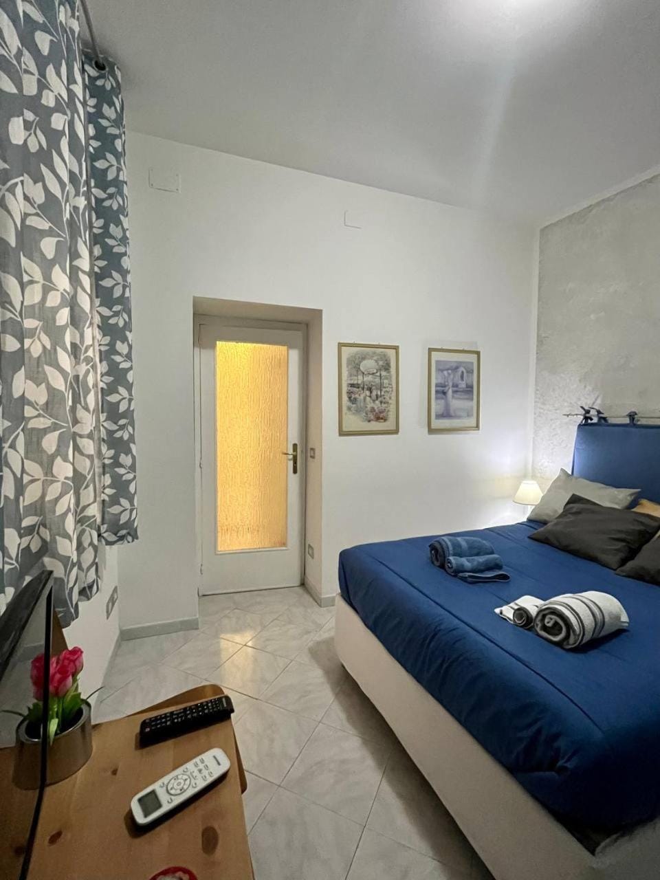 Bed, TV and multimedia, Bedroom