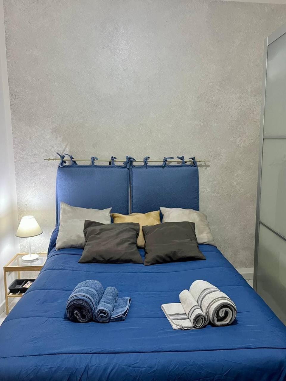 Bed, Bedroom, towels