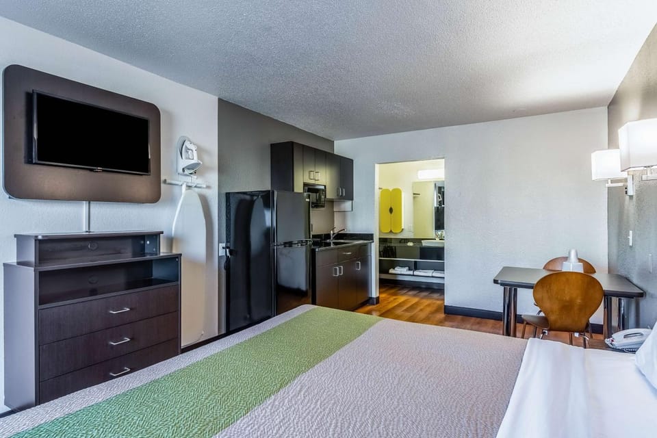 TV and multimedia, Kitchen or kitchenette, Photo of the whole room, Seating area, Bedroom, On site