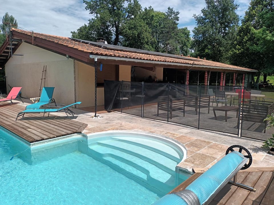 Property building, Patio, Day, Pool view, Swimming pool, sunbed