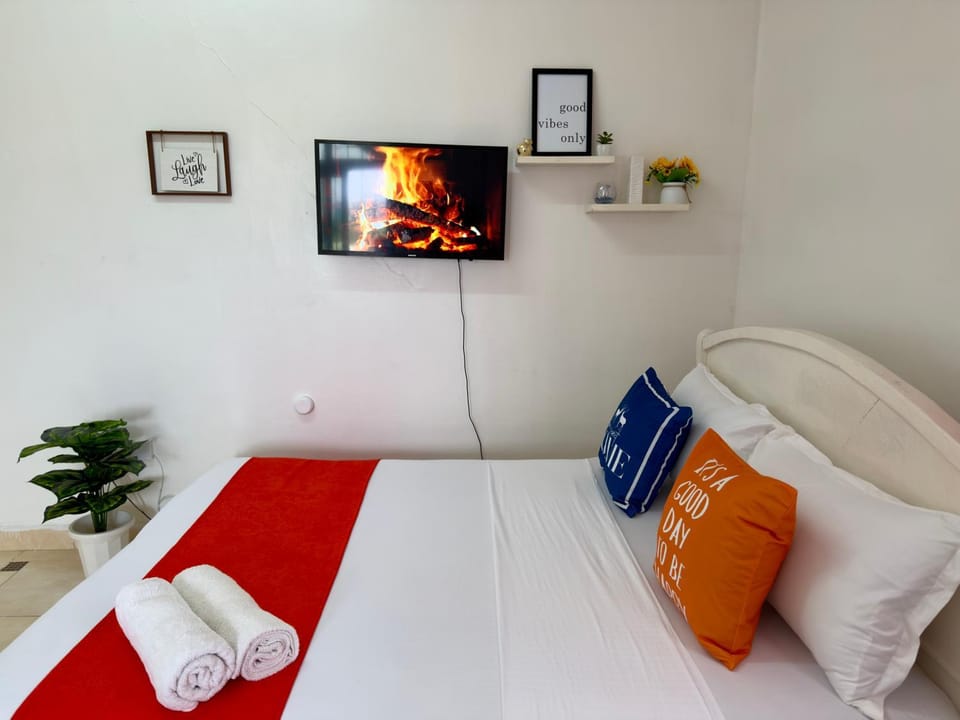 Bed, TV and multimedia, Bedroom