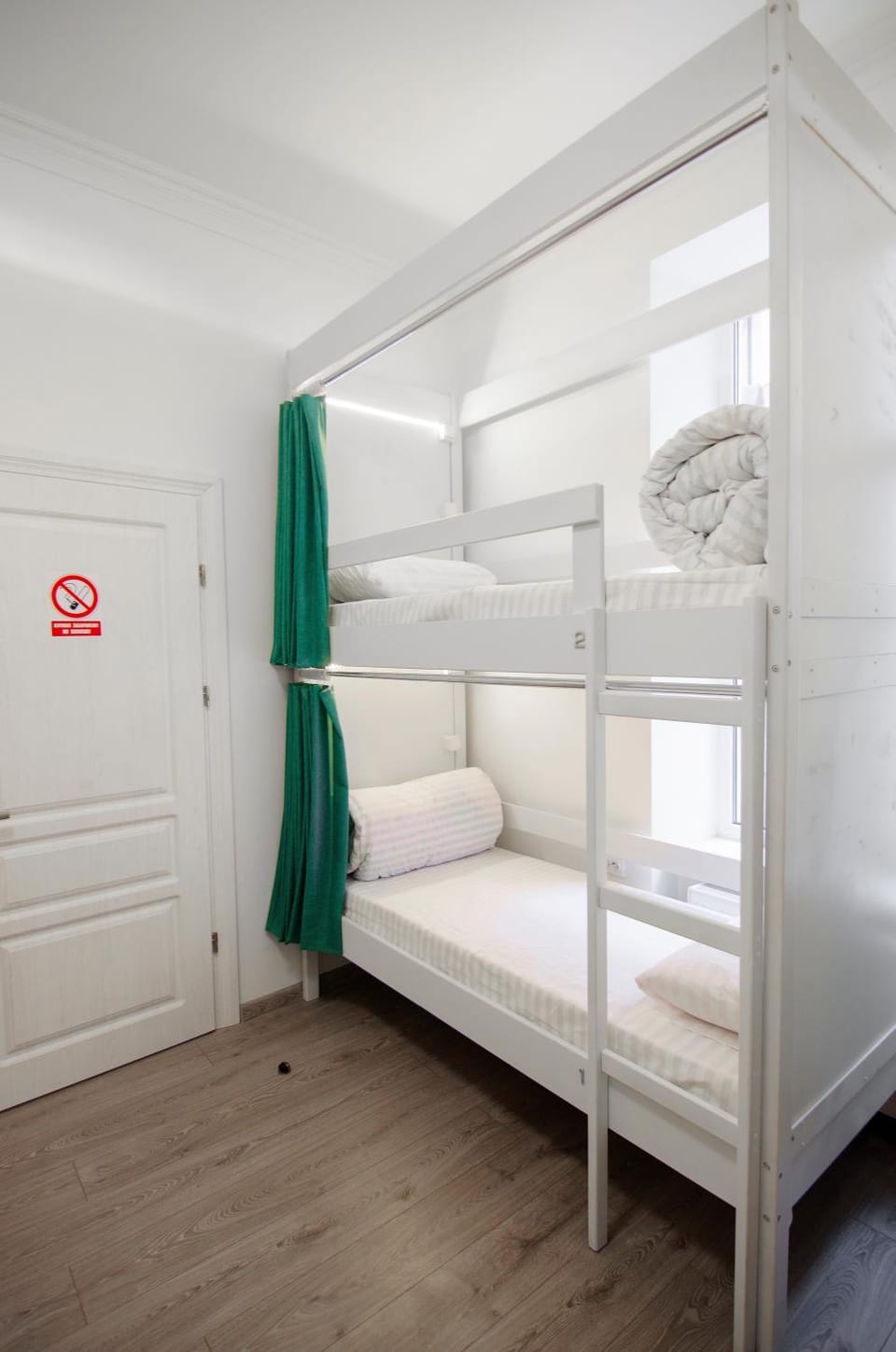 Photo of the whole room, Decorative detail, bunk bed