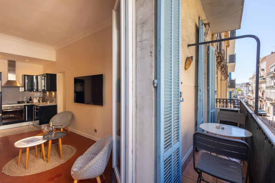 Communal lounge/ TV room, TV and multimedia, View (from property/room), Balcony/Terrace, Kitchen or kitchenette, Living room, Seating area, Dining area, oven