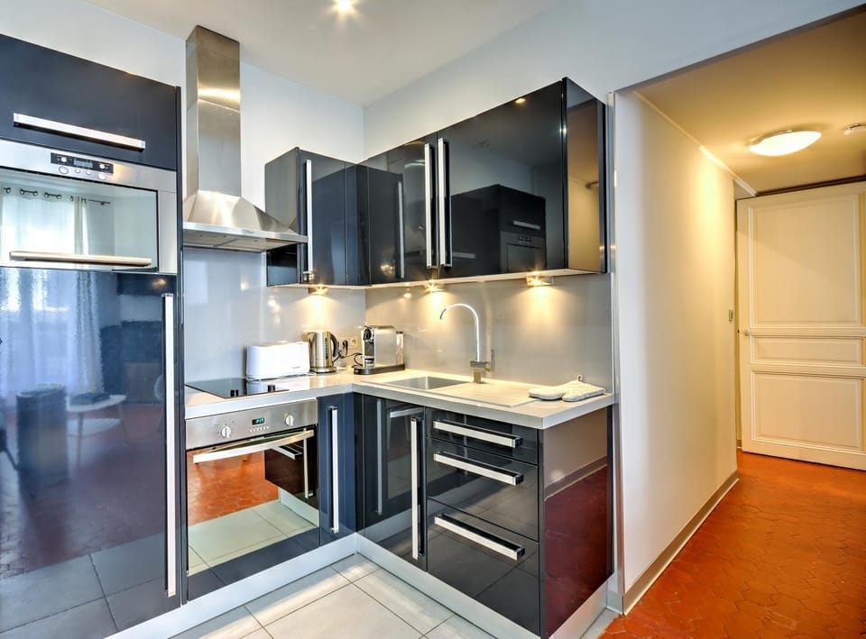 Kitchen or kitchenette, oven, stove
