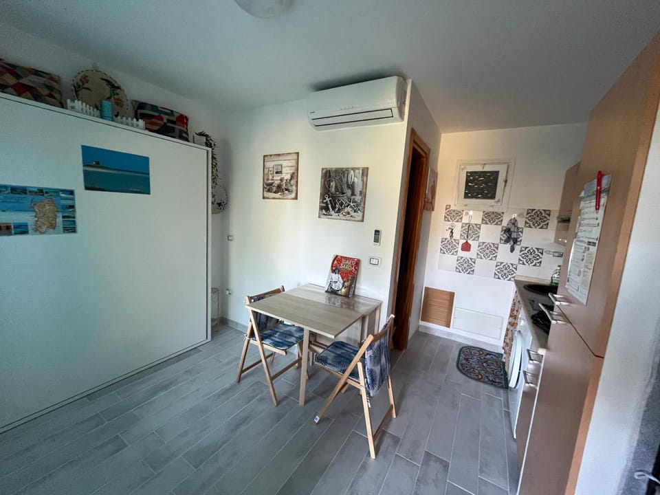 Kitchen or kitchenette, Seating area, Dining area, air conditioner