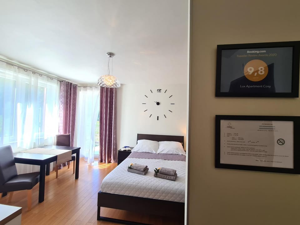 Bed, TV and multimedia, Balcony/Terrace, Photo of the whole room, Bedroom