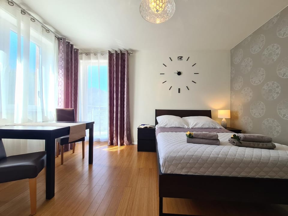 Bed, Living room, Photo of the whole room, Seating area, Bedroom