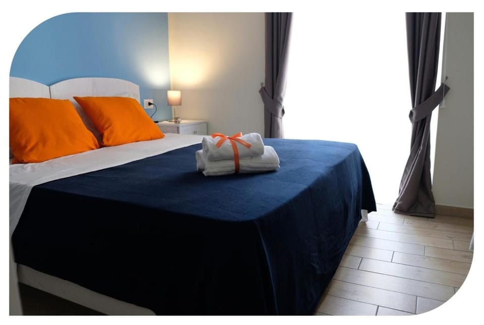 Bed, towels