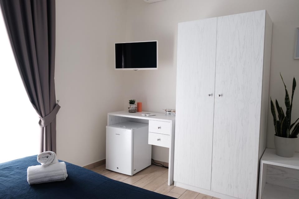 Bed, TV and multimedia, Photo of the whole room, hair dresser
