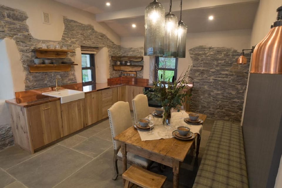 Kitchen or kitchenette, Seating area, Dining area
