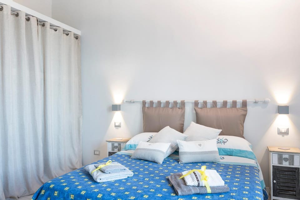 Bedroom, towels