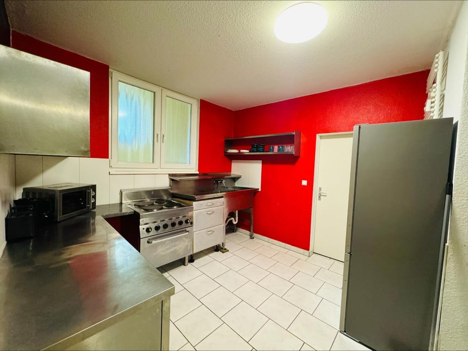Kitchen or kitchenette, oven, pet friendly, stove