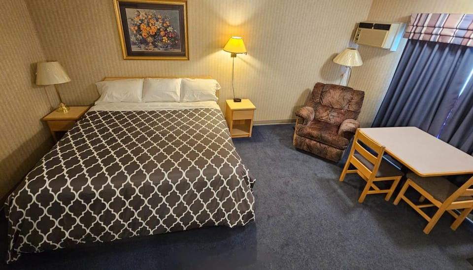 Bed, TV and multimedia, Bedroom, heating, air conditioner