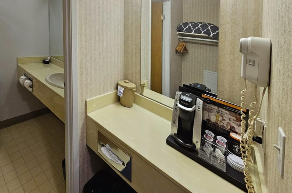Coffee/tea facilities, hair dryier