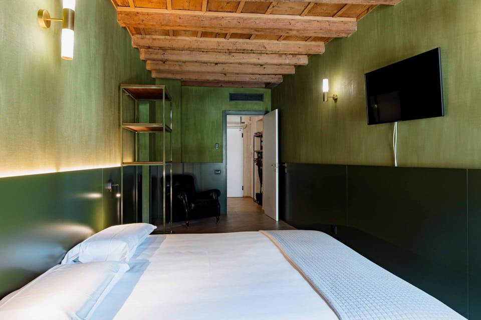Bed, TV and multimedia, Photo of the whole room, Bedroom