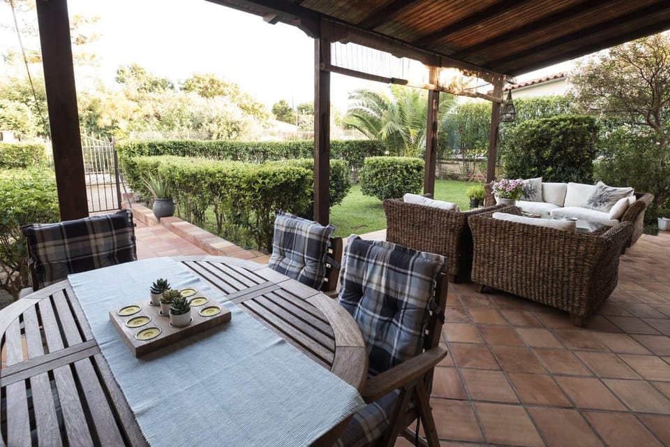 Patio, Garden, Seating area, Dining area