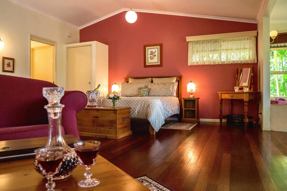 Photo of the whole room, Decorative detail