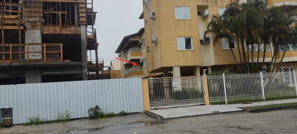 Apto 2 dormitórios, sendo 1suite a 350m da praia com churrasqueira Apartment in Florianopolis