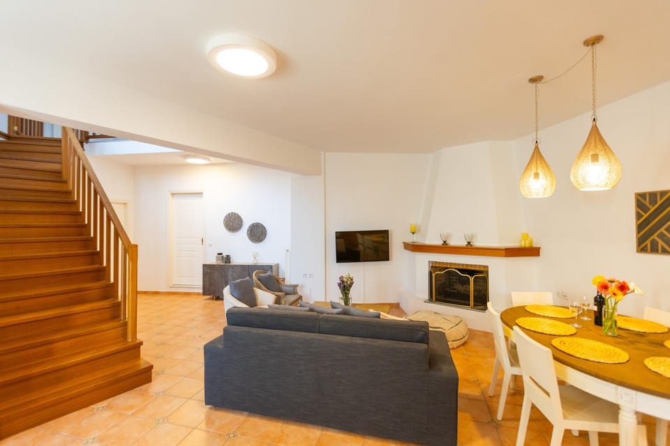 TV and multimedia, Living room, Seating area, Dining area