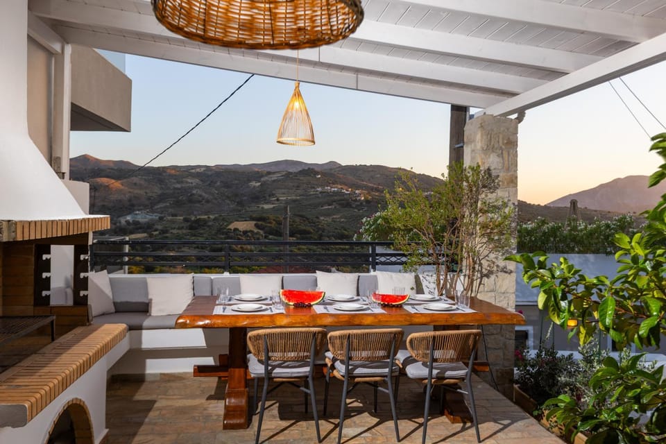 Natural landscape, View (from property/room), Balcony/Terrace, Dining area, Mountain view
