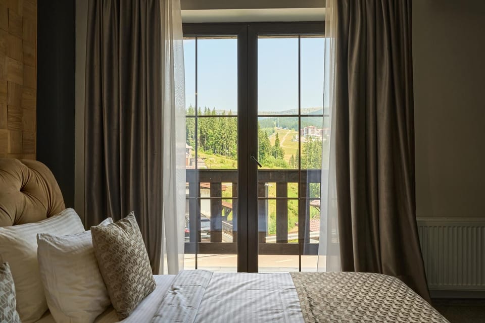 Bed, View (from property/room), Balcony/Terrace, Photo of the whole room, Bedroom, Mountain view, internet