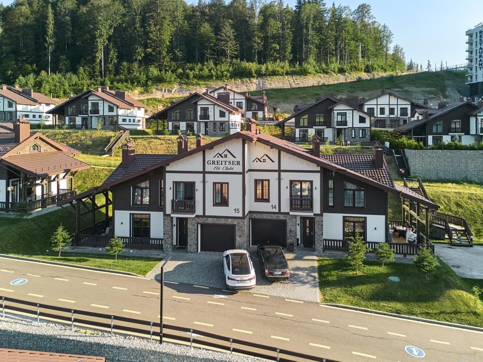 Property building, Bird's eye view, Balcony/Terrace, Mountain view, Street view, Location, Parking