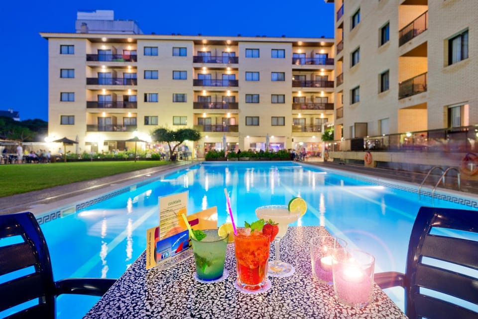 Night, Garden, Food and drinks, Evening entertainment, On site, Pool view, Swimming pool, Swimming pool, Drinks, Alcoholic drinks, Non alcoholic drinks