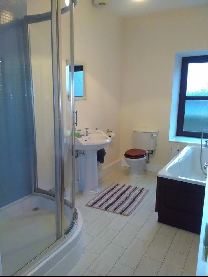 Berryhill Cottage - 3 bedroom 2 bathroom self-catering - sleeps 6 - Private off-road parking - Yard & Shed - Suit Contractors - Peterhead 1 mile - Newly Refurbished - Underfloor Heating - Drying Room - Golf Driving Range - Cafe - Extensive Footpaths House in Scotland