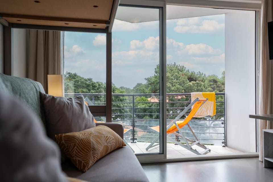 View (from property/room), Balcony/Terrace, Living room, Seating area