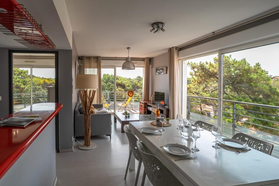 View (from property/room), Balcony/Terrace, Kitchen or kitchenette, Living room, Seating area, Dining area