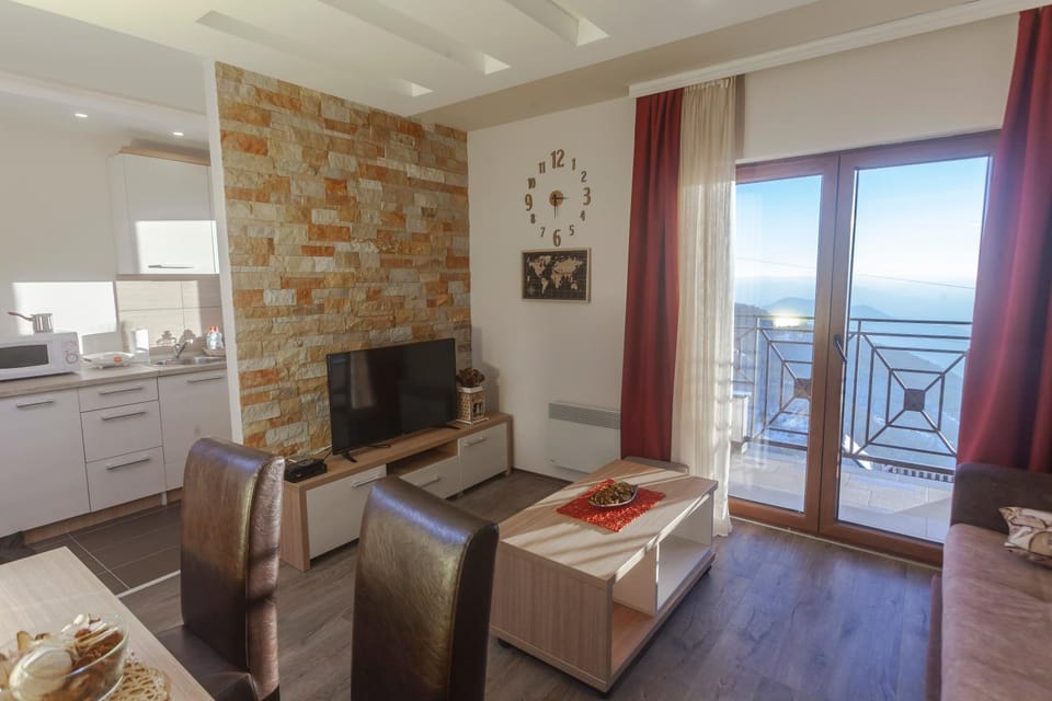 Day, Winter, Balcony/Terrace, Kitchen or kitchenette, Living room, Photo of the whole room, Decorative detail, Dining area, On site, Mountain view