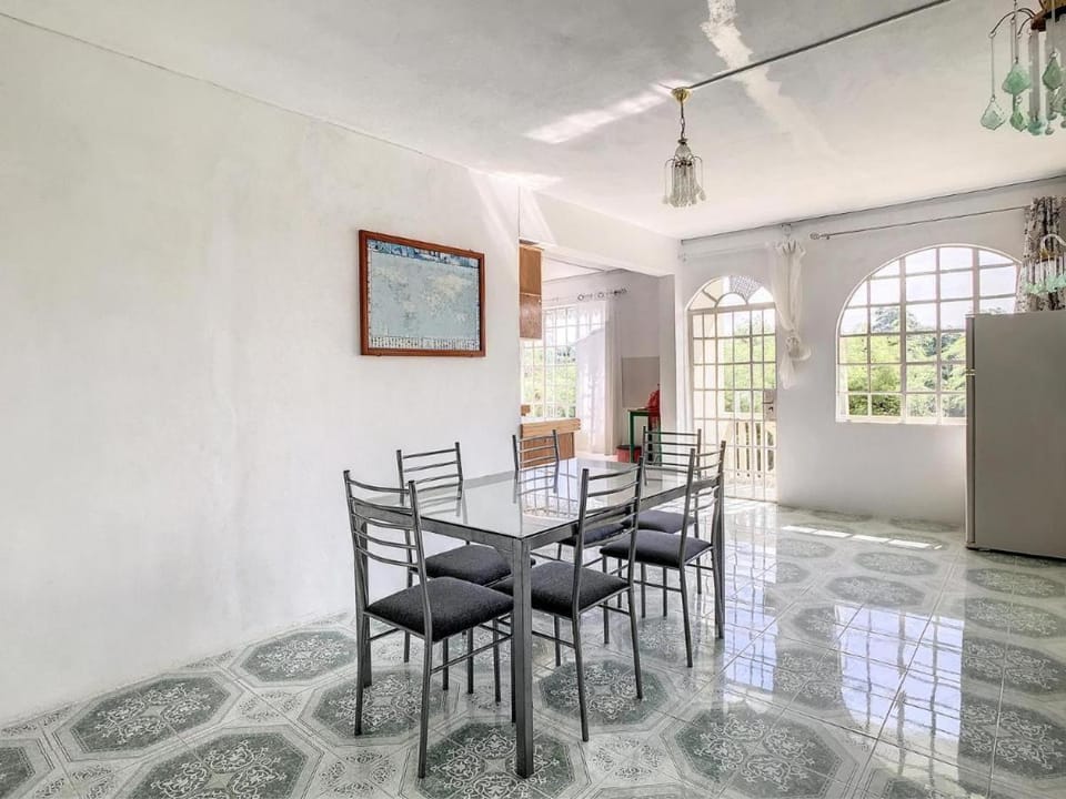 TV and multimedia, Living room, Seating area, Dining area