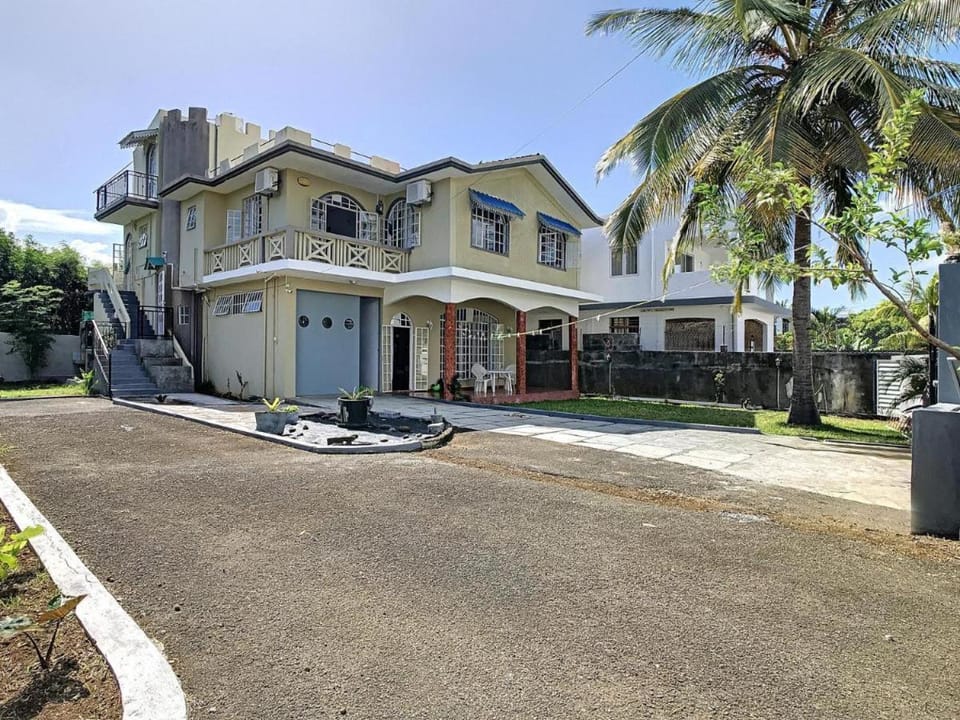 Property building, Day, Neighbourhood, Street view, Parking