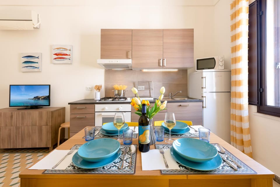 Kitchen or kitchenette, Dining area, stove