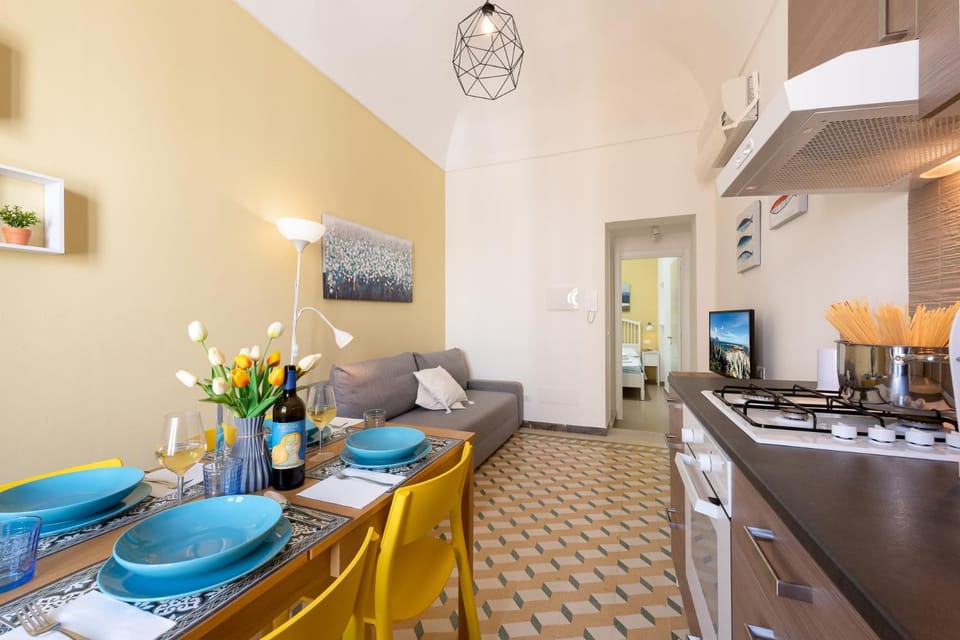 Kitchen or kitchenette, Seating area, stove