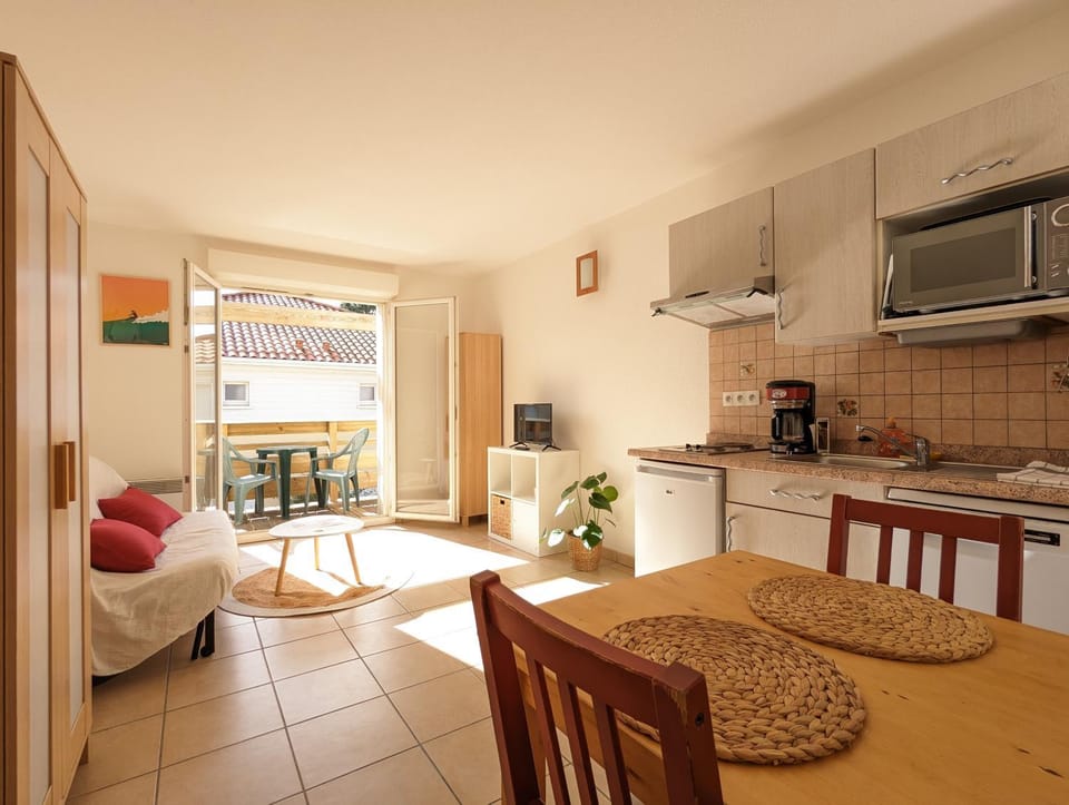 Kitchen or kitchenette, Living room, Dining area