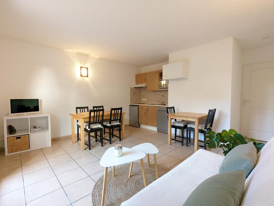 Kitchen or kitchenette, Living room