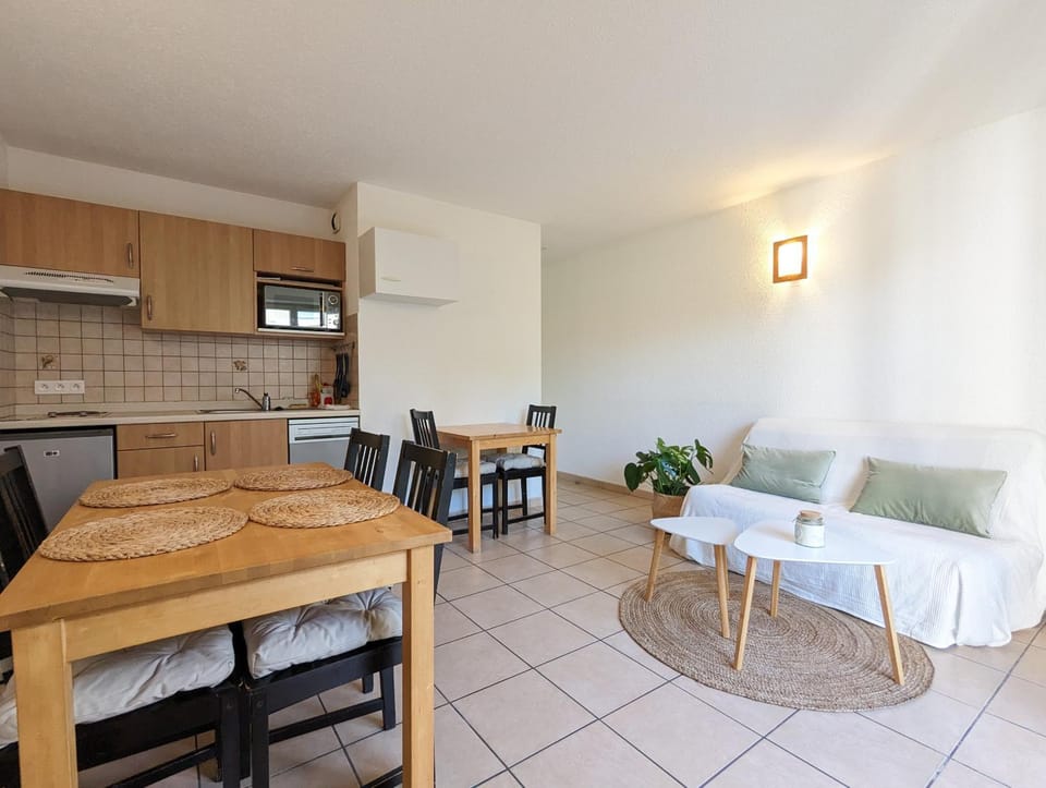Kitchen or kitchenette, Living room