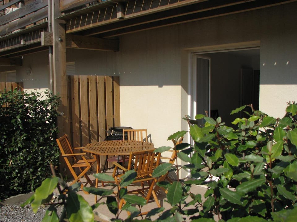 Patio, Facade/entrance, Day