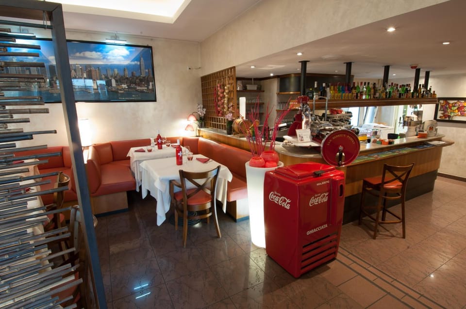 Restaurant/places to eat, Lounge or bar
