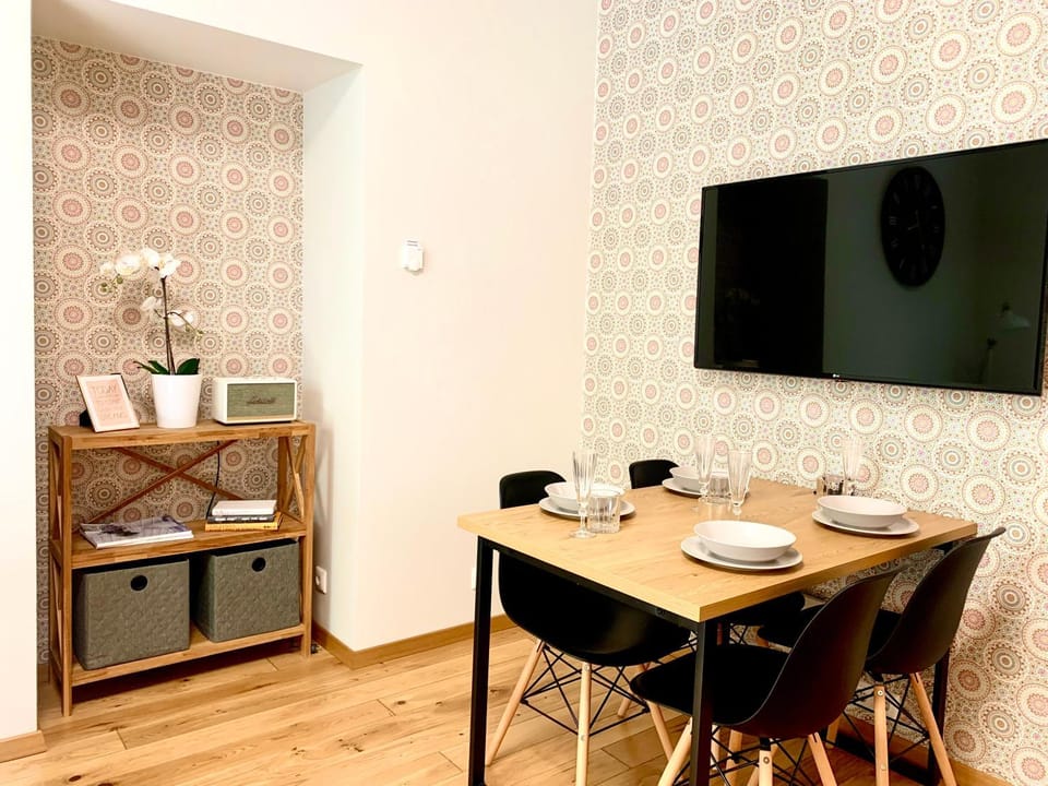 Communal lounge/ TV room, TV and multimedia, Dining area