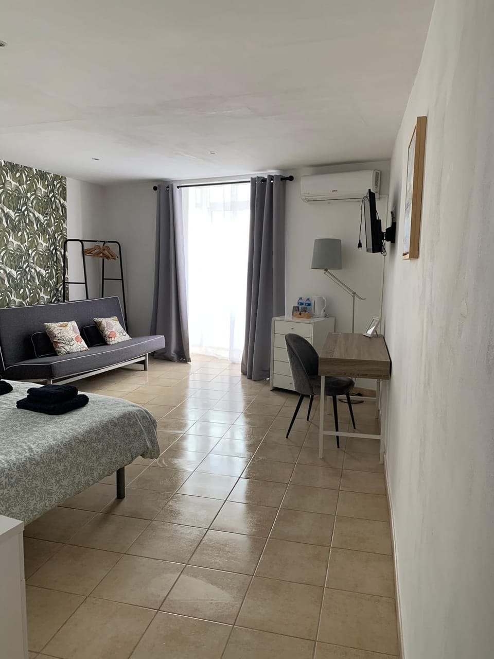 Photo of the whole room, Bedroom