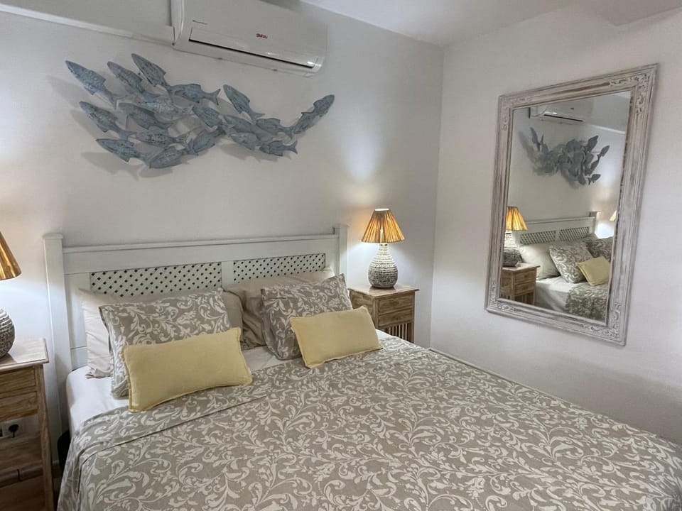 PORT ROYAL APARTMENTS, Heated pool, Speed WiFi, Terrace Apartment in Los Cristianos