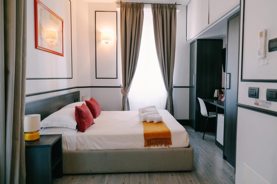 Bed, Photo of the whole room, Seating area, Bedroom