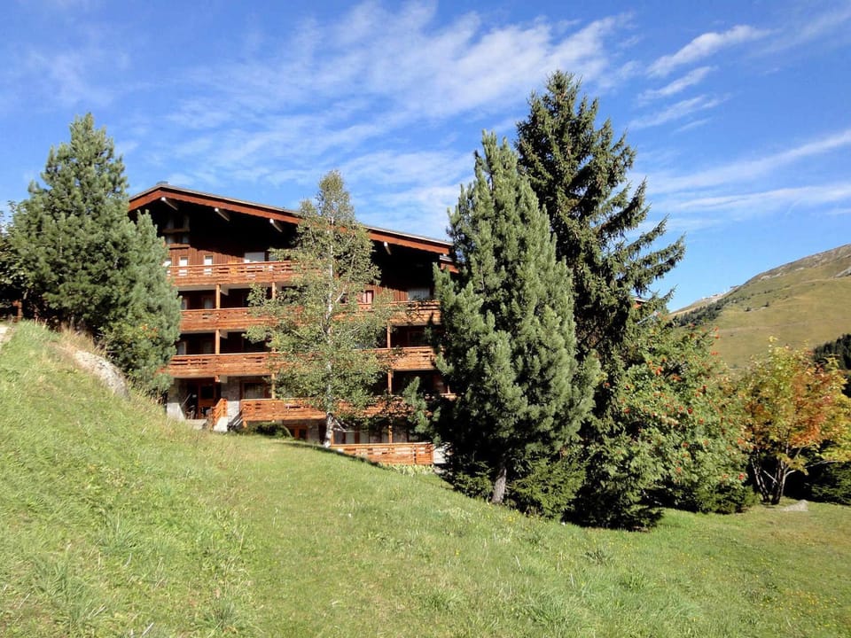 Studio calme avec balcon, parking et animaux acceptés - FR-1-182-43 Apartment in Les Allues