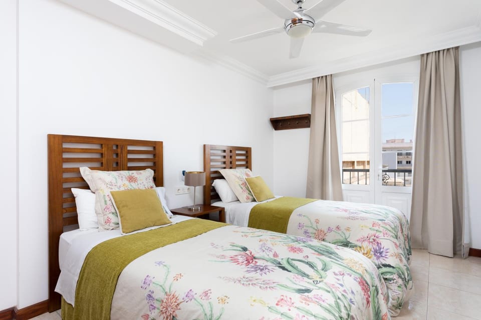 Bed, Photo of the whole room, Bedroom, fireplace