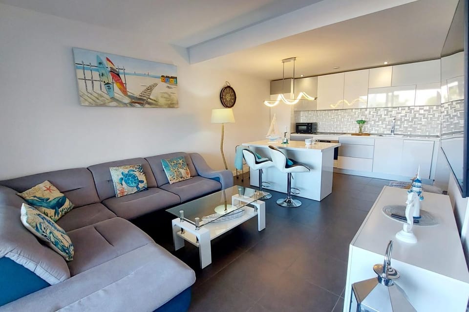 Kitchen or kitchenette, Living room, Seating area, Dining area, minibar, pet friendly, stove