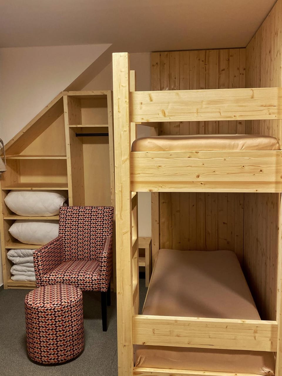Bedroom, bunk bed