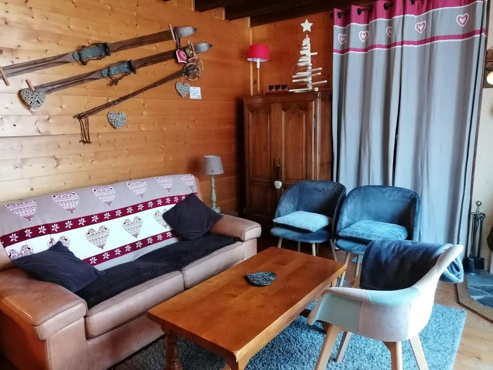 Chalet savoyard avec terrasse, proche des pistes et vue sur montagne - FR-1-459-129 Chalet in La Clusaz